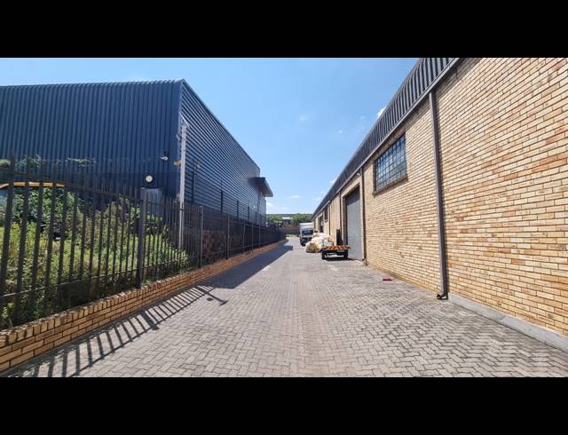 734M² WAREHOUSE TO LET IN JET PARK